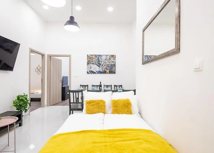 Very Large & New Apartamento