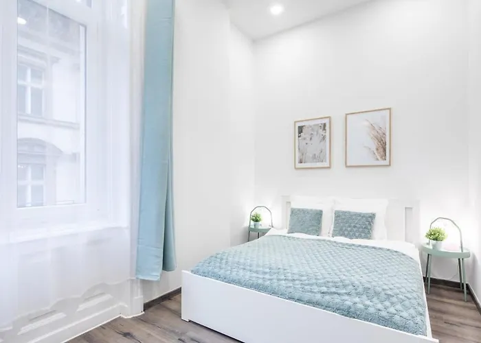 Very Large & New * Budapeste