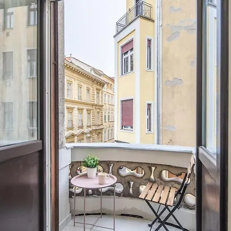 Very Large & New * 布达佩斯