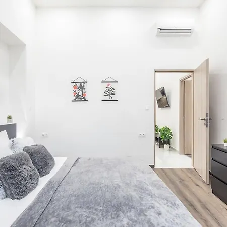 Very Large & New 公寓